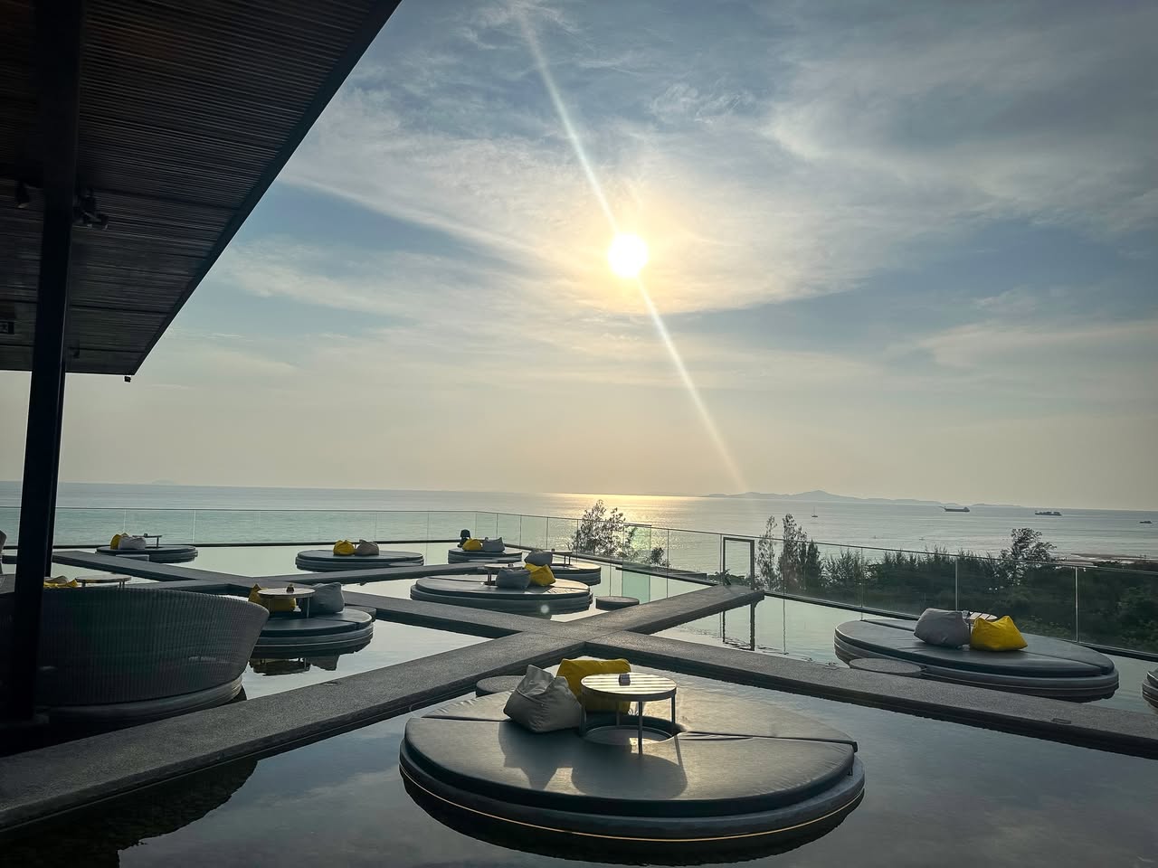 ห้อง Oceanfront Skypool King และ Over the Moon Sky Lounge รูปที่ 4