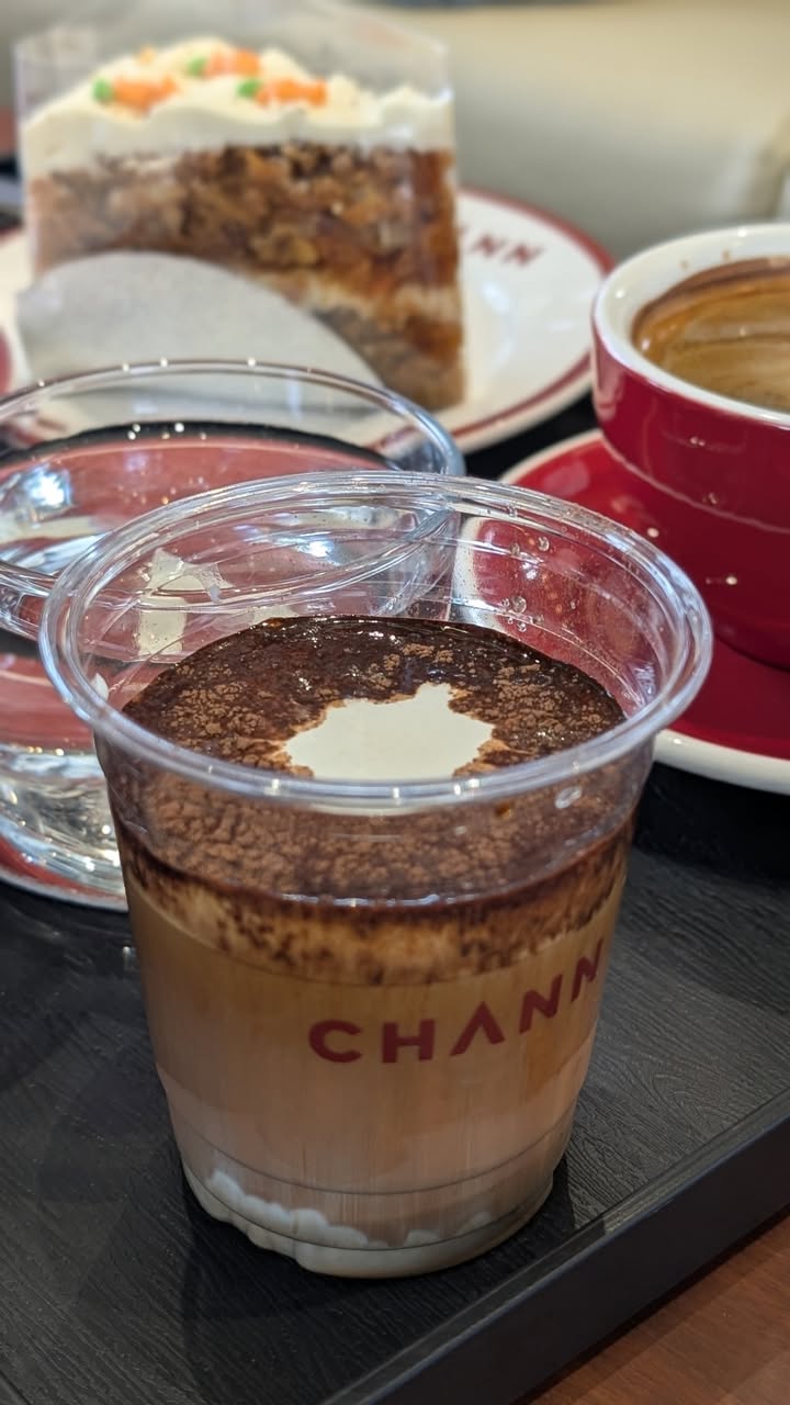 CHANN Cafe สกลนคร เรือนไทยภายนอก คาเฟ่ทันสมัยภายใน รูปที่ 1