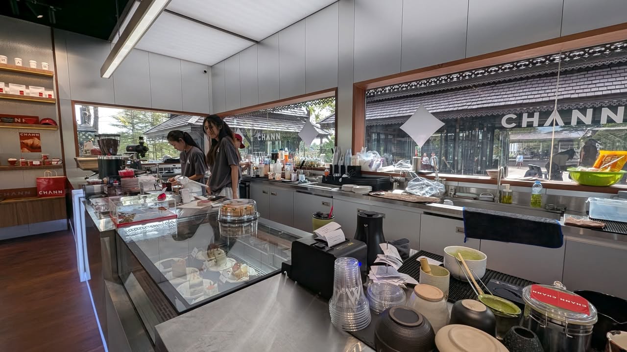 CHANN Cafe สกลนคร เรือนไทยภายนอก คาเฟ่ทันสมัยภายใน รูปที่ 4