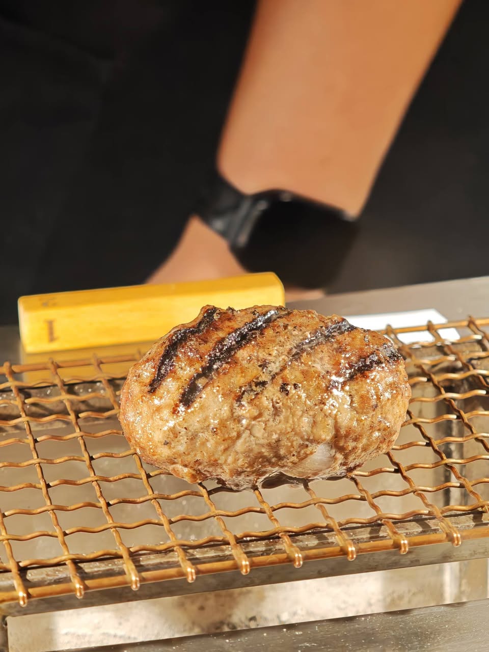 Hikiniku To Come สาขาใหม่ที่พารากอน แฮมเบิร์กในถ้ำ รูปที่ 1