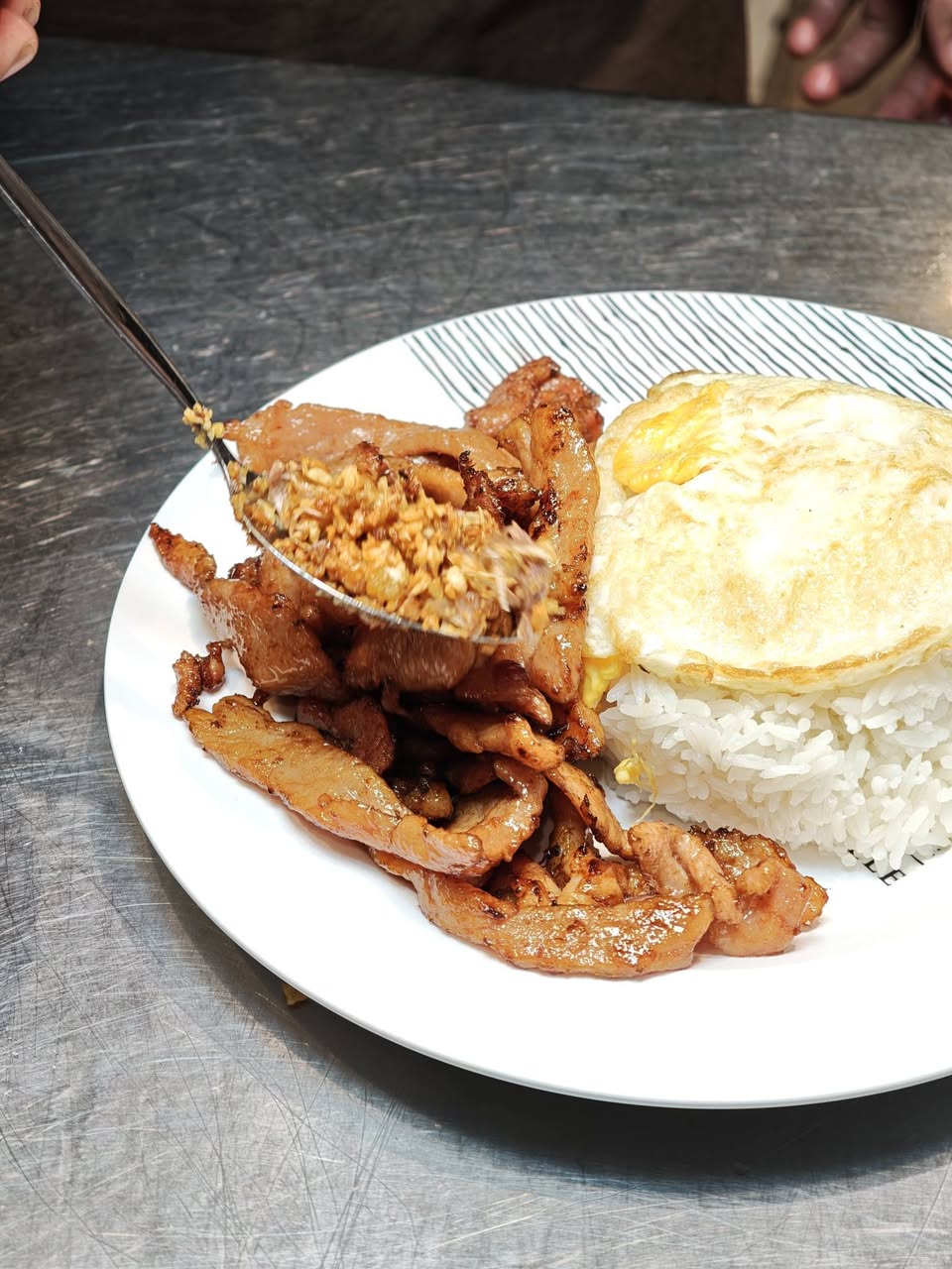 ข้าวหมูทอดหน้าเซ็นทรัลอีสวิล กลับมาเปิดแล้ว รูปที่ 3