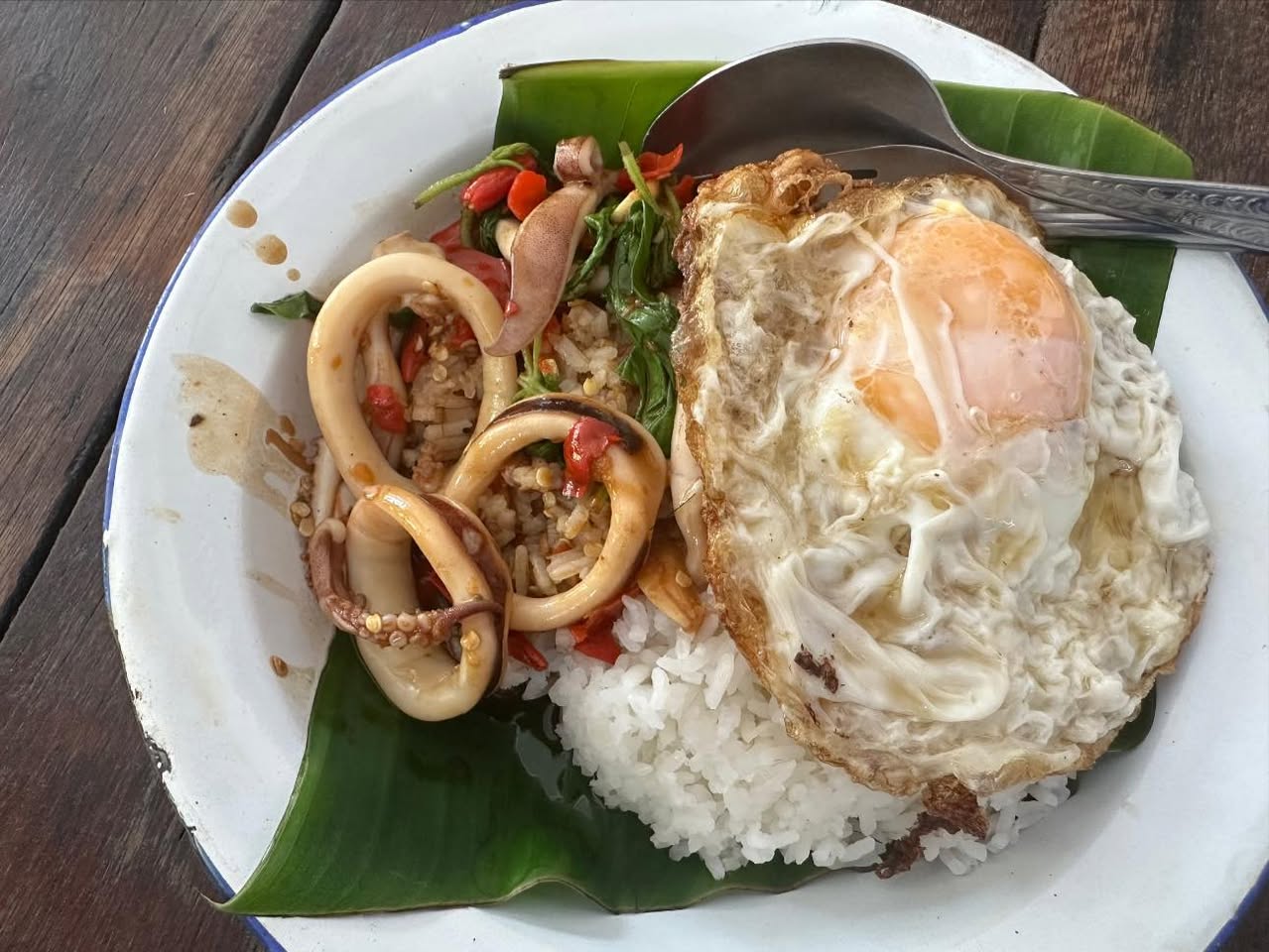 ครัวเถื่อน พัทยา ไข่เจียวปูก้อน ข้าวผัดกระเพรา รูปที่ 1
