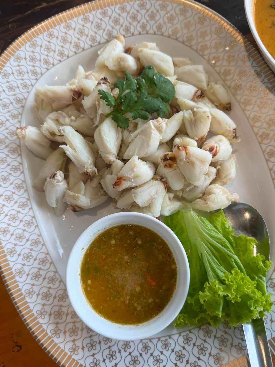 แม่ลูกจันทน์ สาขาบางตะบูน อาหารทะเลพื้นบ้านของสดริมน้ำ