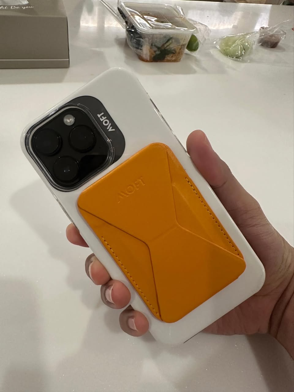 ที่ตั้งโทรศัพท์ MagSafe ของ Moft ใส่บัตรได้ 2-3 ใบ รูปที่ 1