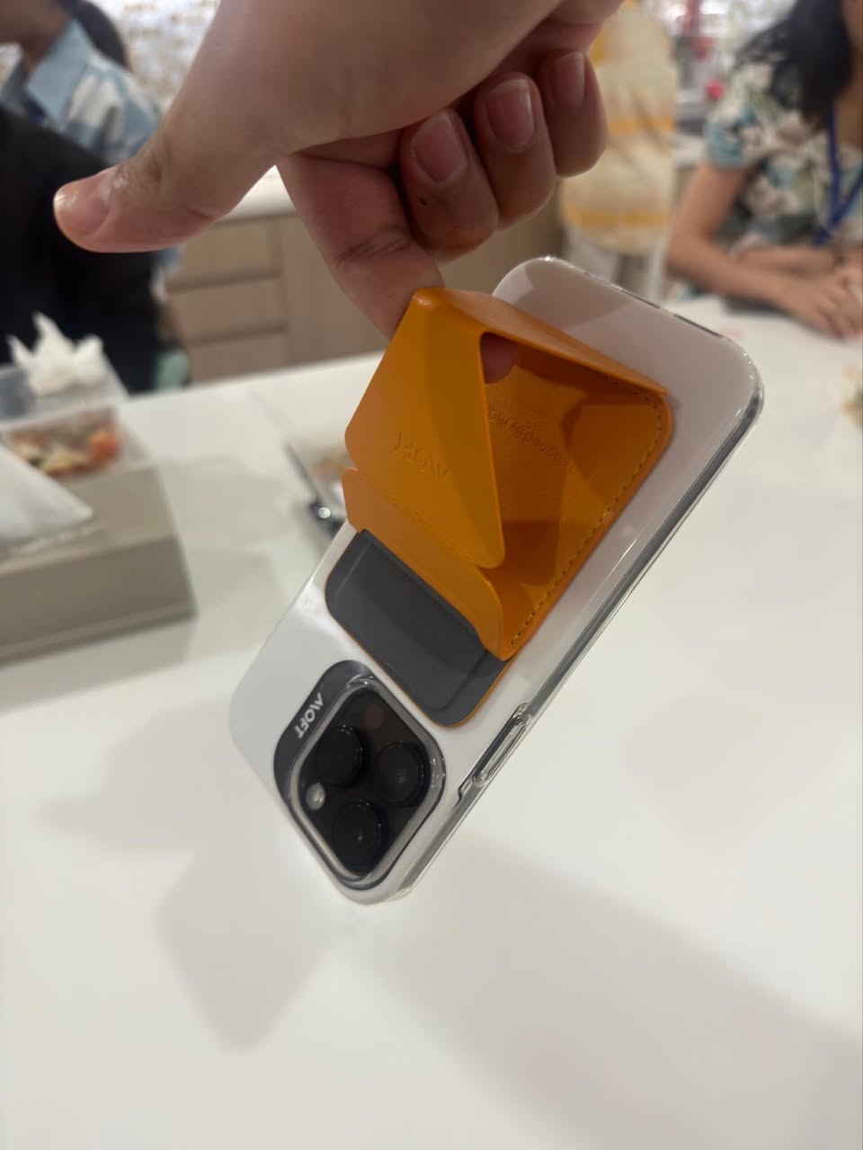 ที่ตั้งโทรศัพท์ MagSafe ของ Moft ใส่บัตรได้ 2-3 ใบ รูปที่ 2