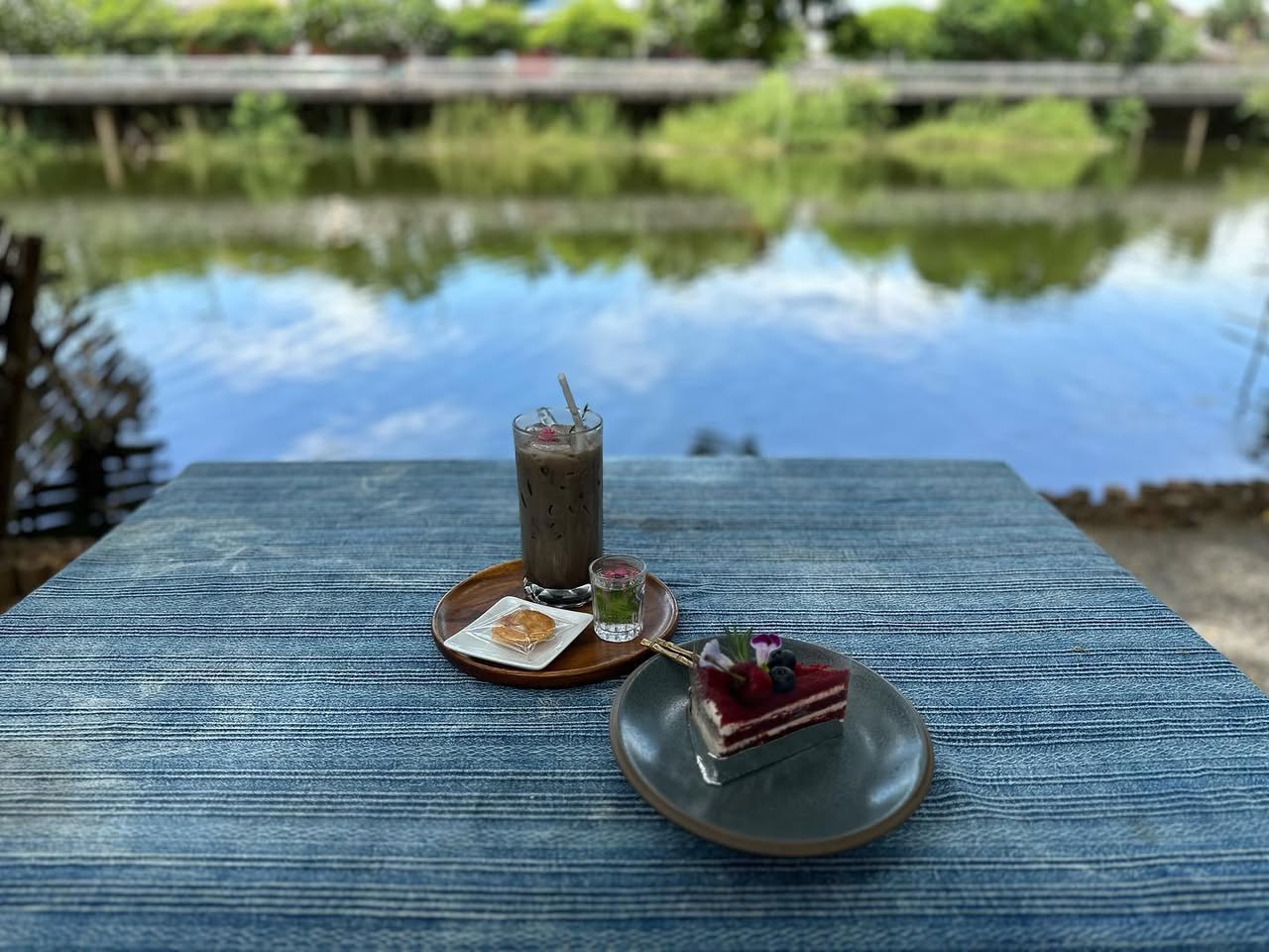 Papacraft ร้านกาแฟเก๋กรุบริมน้ำ ลำปาง รูปที่ 1
