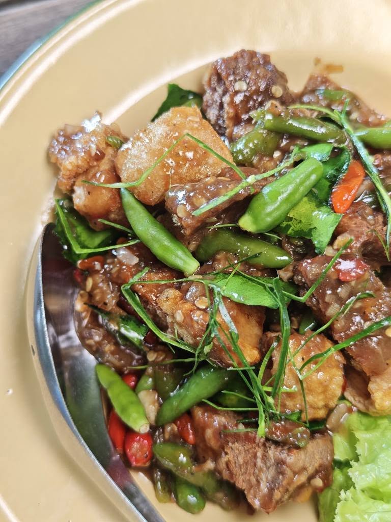 โต๊ะวิเศษ ระยอง หมูกรอบผัดกะปิ ผัดฉ่า อร่อยทุกจาน รูปที่ 2