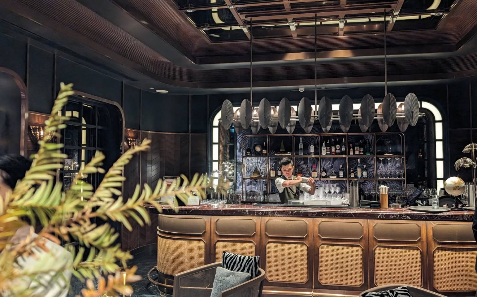 Rogues Bar เปิดใหม่ย่านทองหล่อ สวยมาก รูปที่ 2