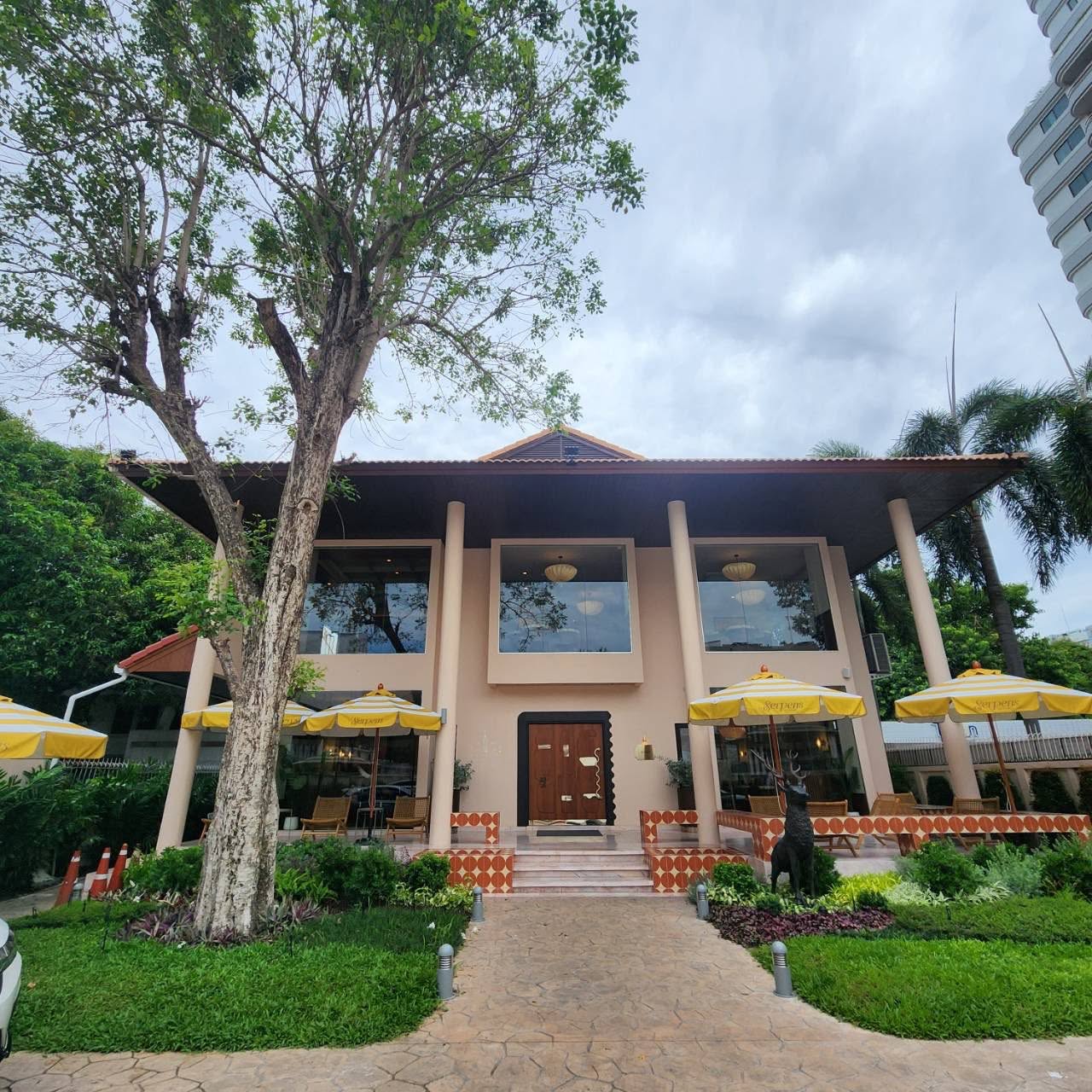 Serpens All Day Dining ร้านใหม่แถวเอกมัย โทนน้ำตาล-ทองสวยหรู