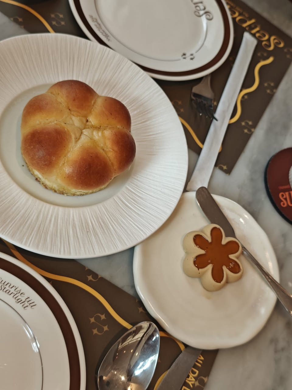 Serpens All Day Dining ร้านใหม่แถวเอกมัย โทนน้ำตาล-ทองสวยหรู รูปที่ 1
