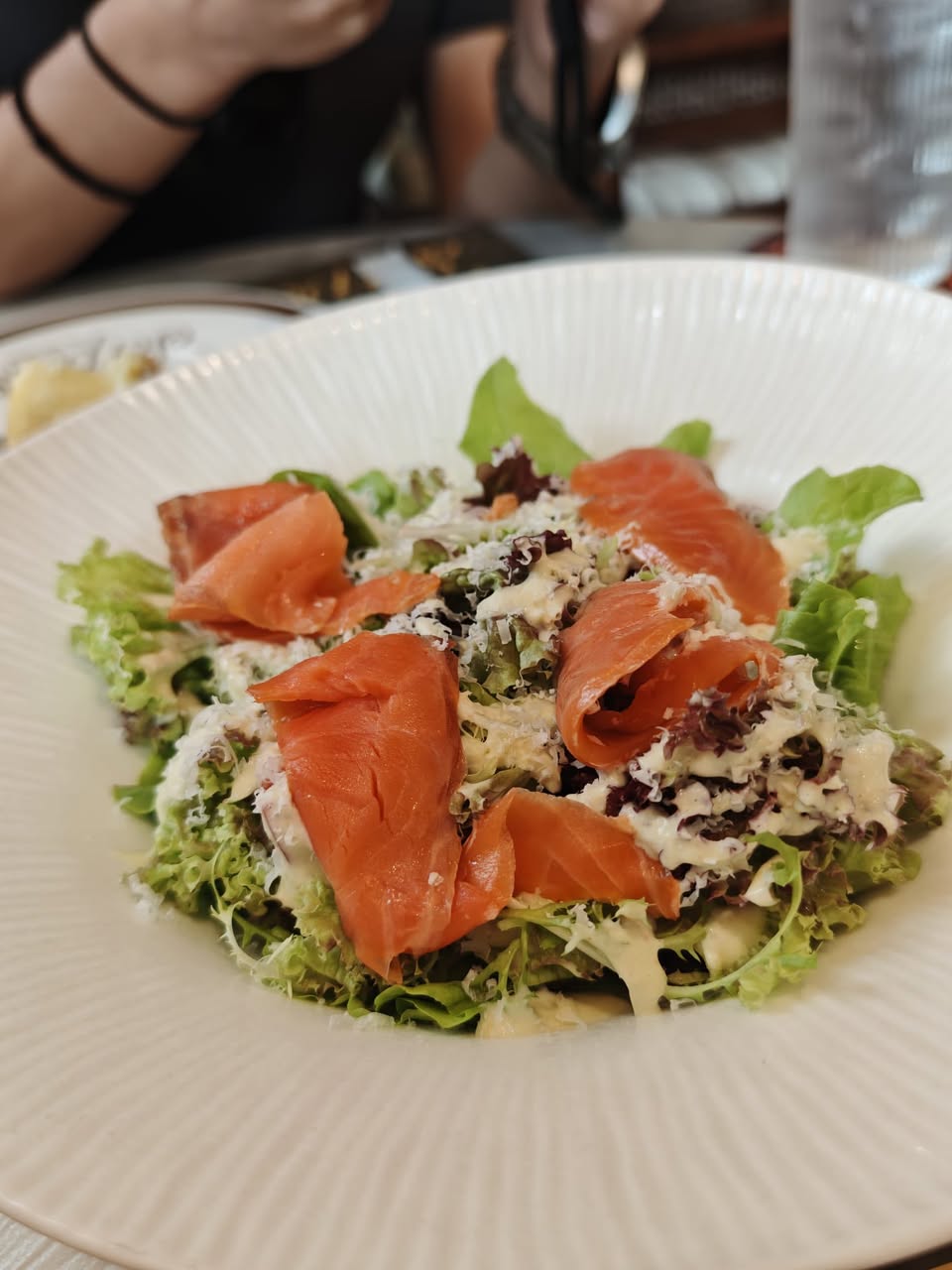 Serpens All Day Dining ร้านใหม่แถวเอกมัย โทนน้ำตาล-ทองสวยหรู รูปที่ 2