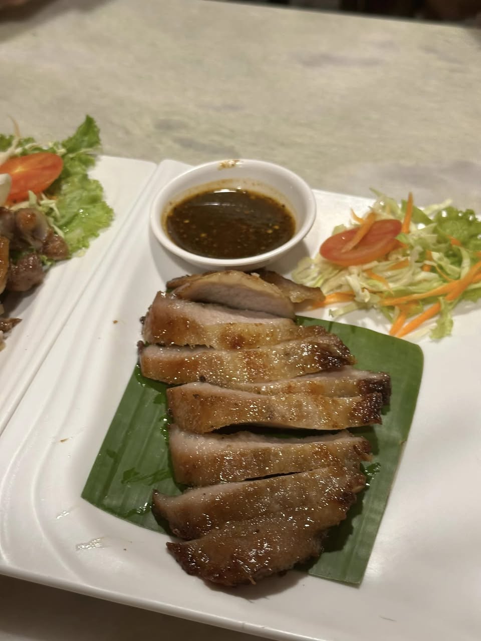 ครัวคุณกัญจน์ คอหมูย่างอบน้ำผึ้ง น้ำจิ้มแจ่วอร่อยมาก รูปที่ 2