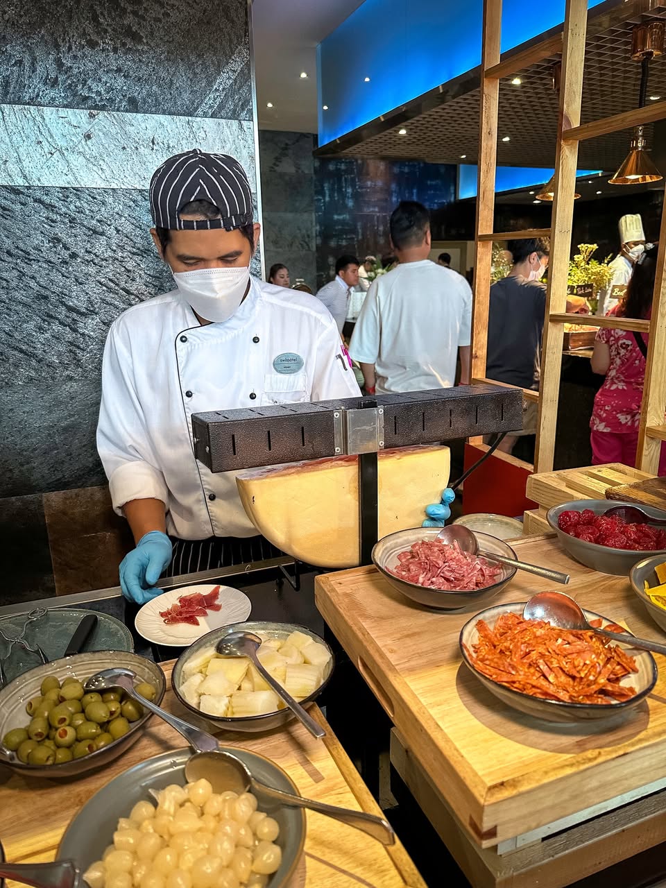 Surf & Turf Sunday Brunch ที่ Swissôtel Bangkok Ratchada รูปที่ 2