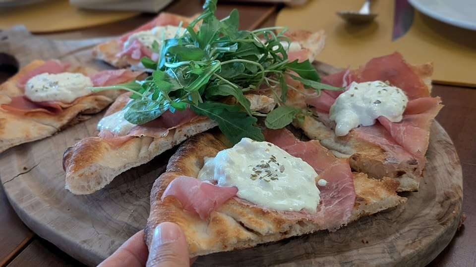 Via Emilia Italian Restaurant พิซซ่า Burrata หนึ่งในพิซซ่าที่ดีที่สุดในใจ